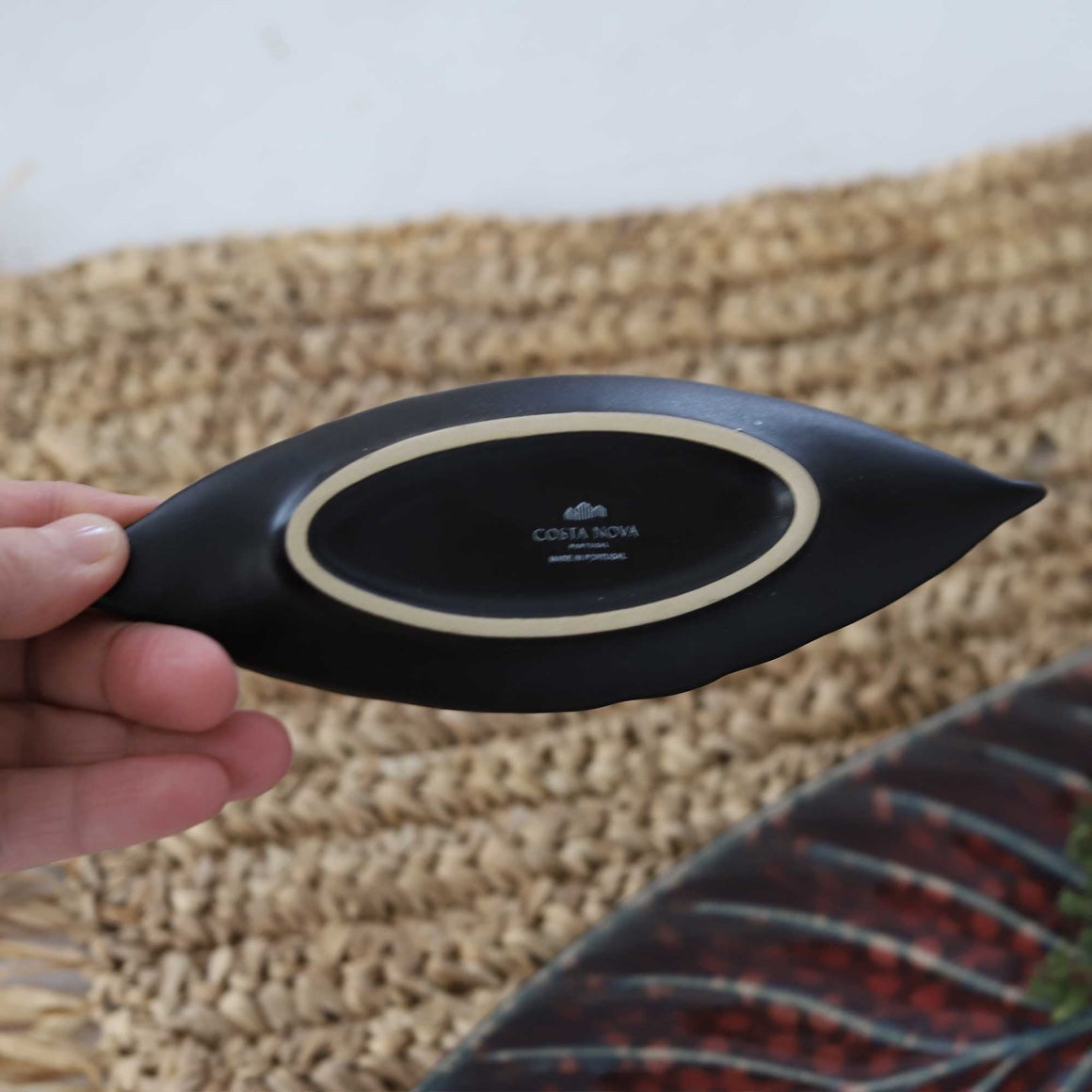 Unterseite des Lorbeerblatt Butter-Teller Costa Nova Riviera rot schwarz