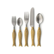 Mare Gold Designbesteck mit Fischgriff aus Messing auf sommerlich gedeckter Tischtafel
