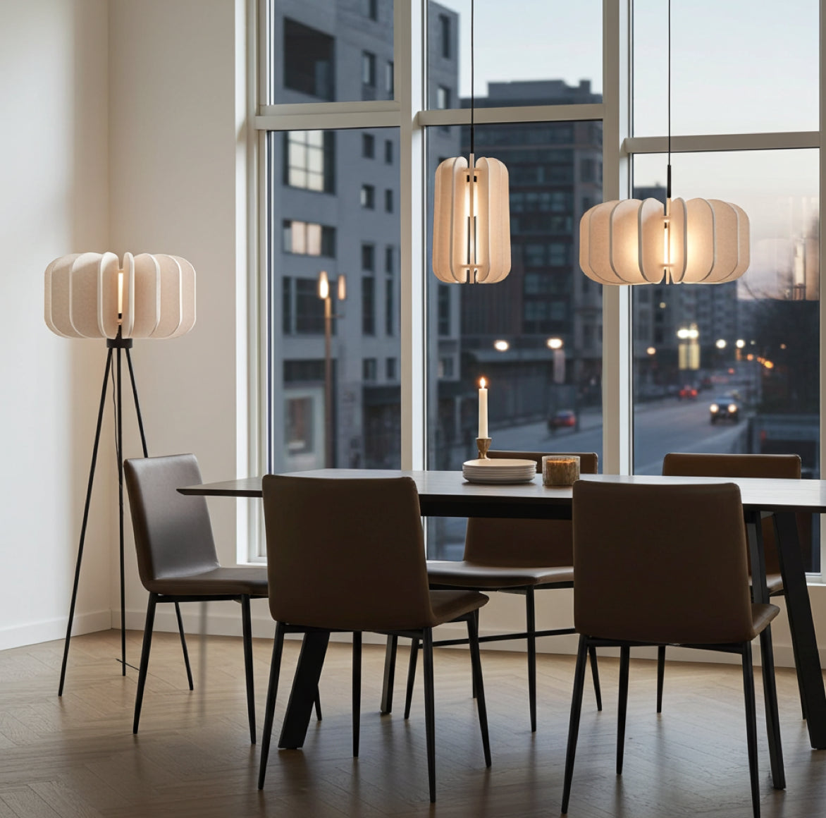Moderne Pendelleuchten und Stehlampe in einem stilvollen Esszimmer mit großen Fenstern
