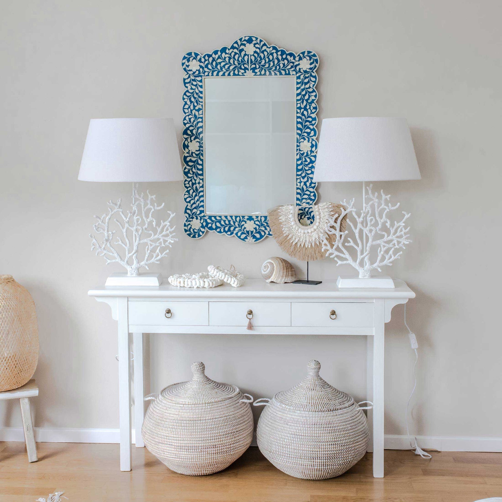 Lampe im maritimen Stil mit einer weißen Koralle von der Marke J-Line. Verlieben Sie sich in die Tischlampe im Ibiza Sommer Look | Soulbirdee