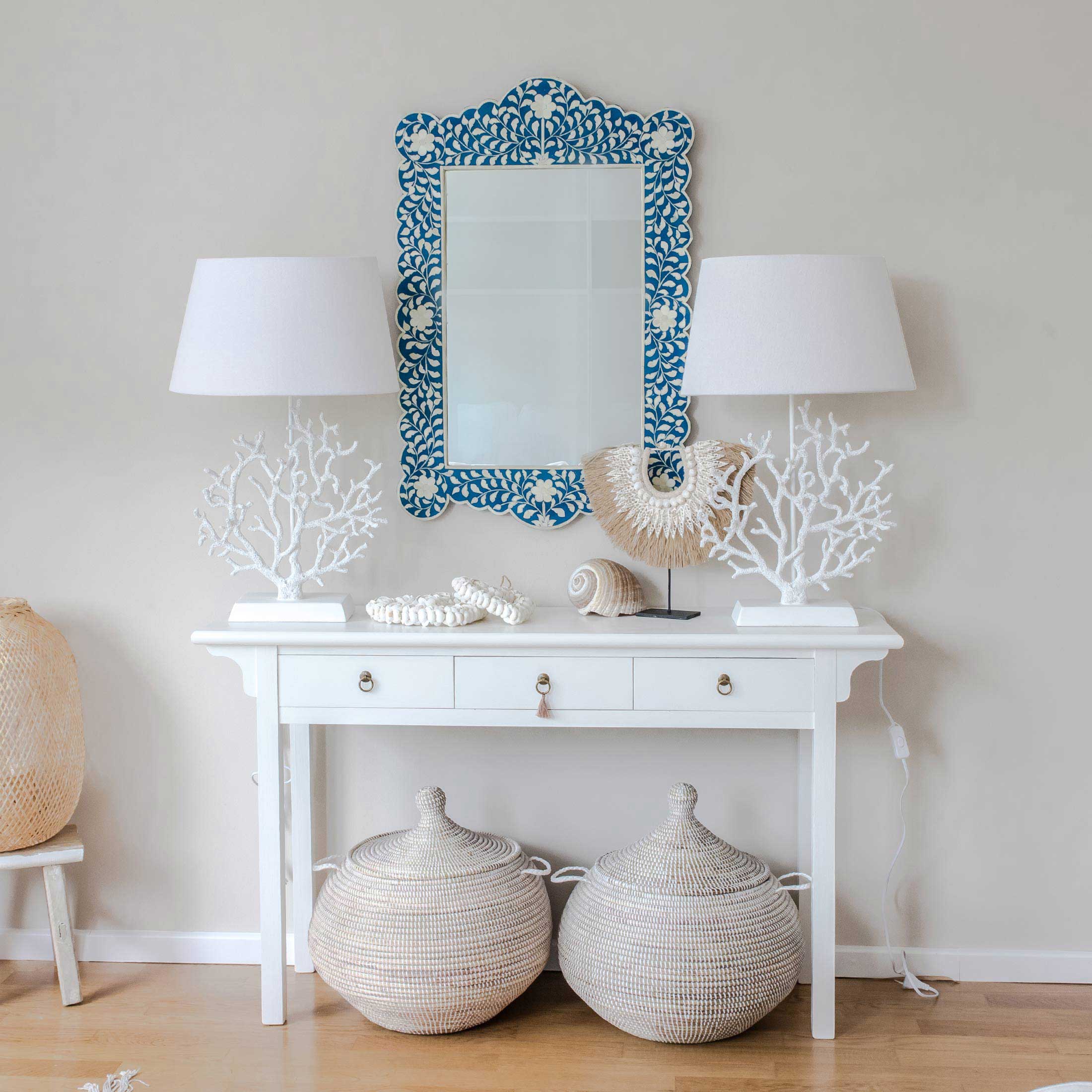 Lampe im maritimen Stil mit einer weißen Koralle von der Marke J-Line. Verlieben Sie sich in die Tischlampe im Ibiza Sommer Look | Soulbirdee