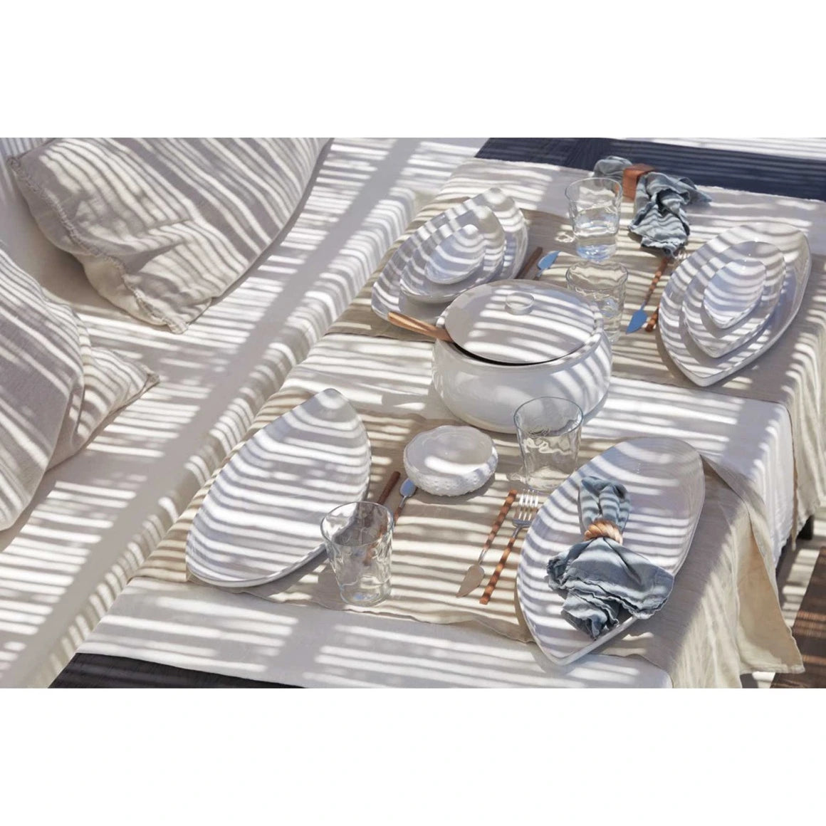 Weiße Servierplatte in Muschel-Design  Servierteller als Essteller im mediterranen Ibiza Stil MRA311 Costa Nova Aparte Kollektion