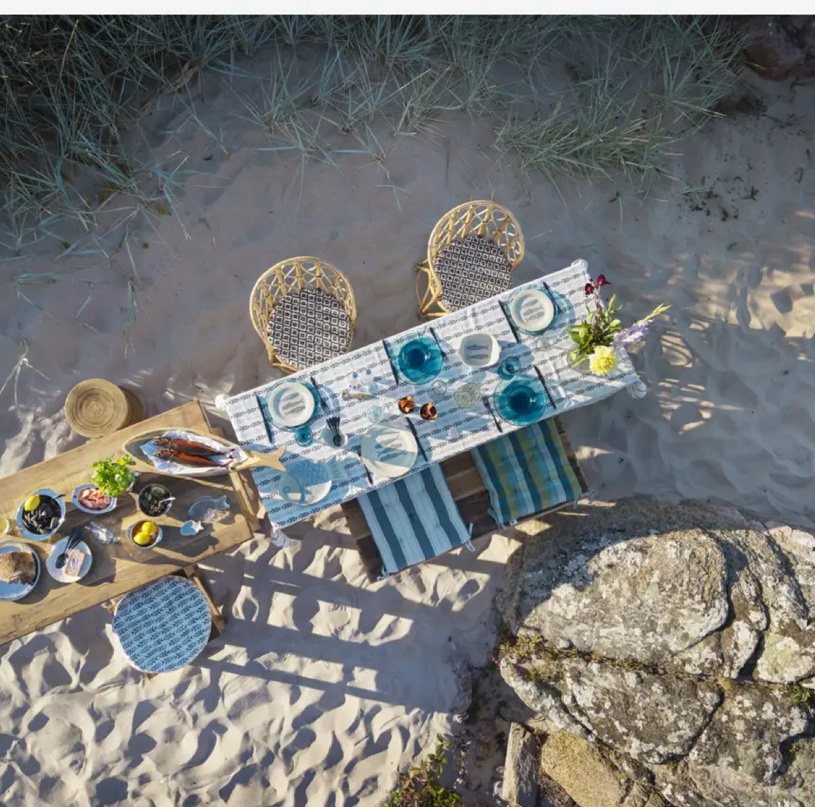 Blick von oben auf die Bambusstühle am Esstisch in einem Boho Ambiente