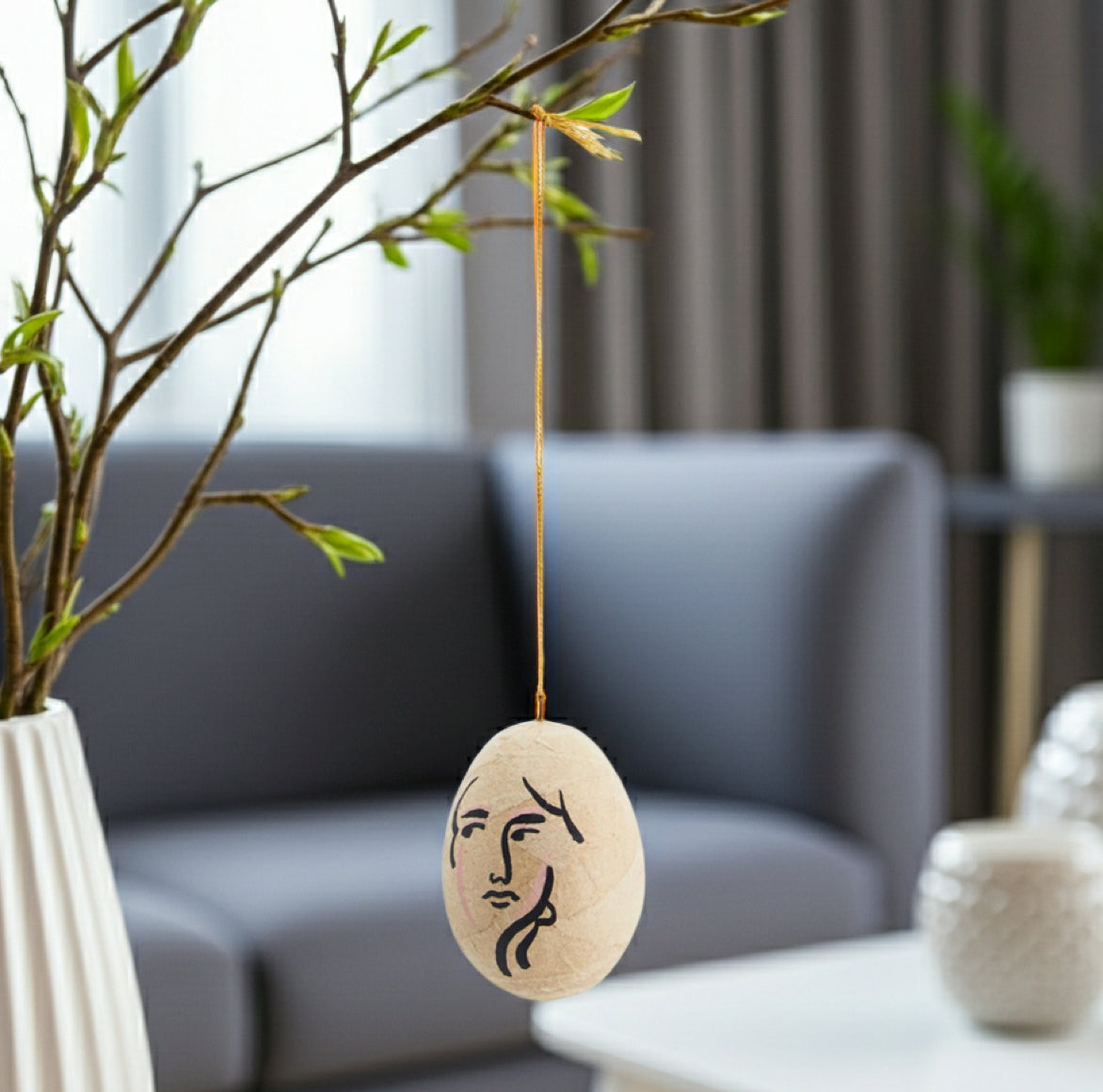 Hängendes Ei als Osterdeko an Zweigen mit einem Frau Gesicht handgemalt face von Madamstoltz Boho Osterei