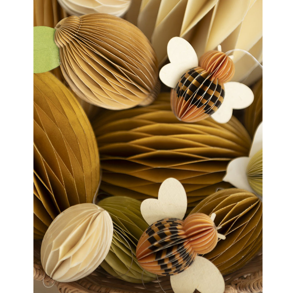 Bienen aus Papier gefaltet als Deko Figuren von der Marke Bungalow DK