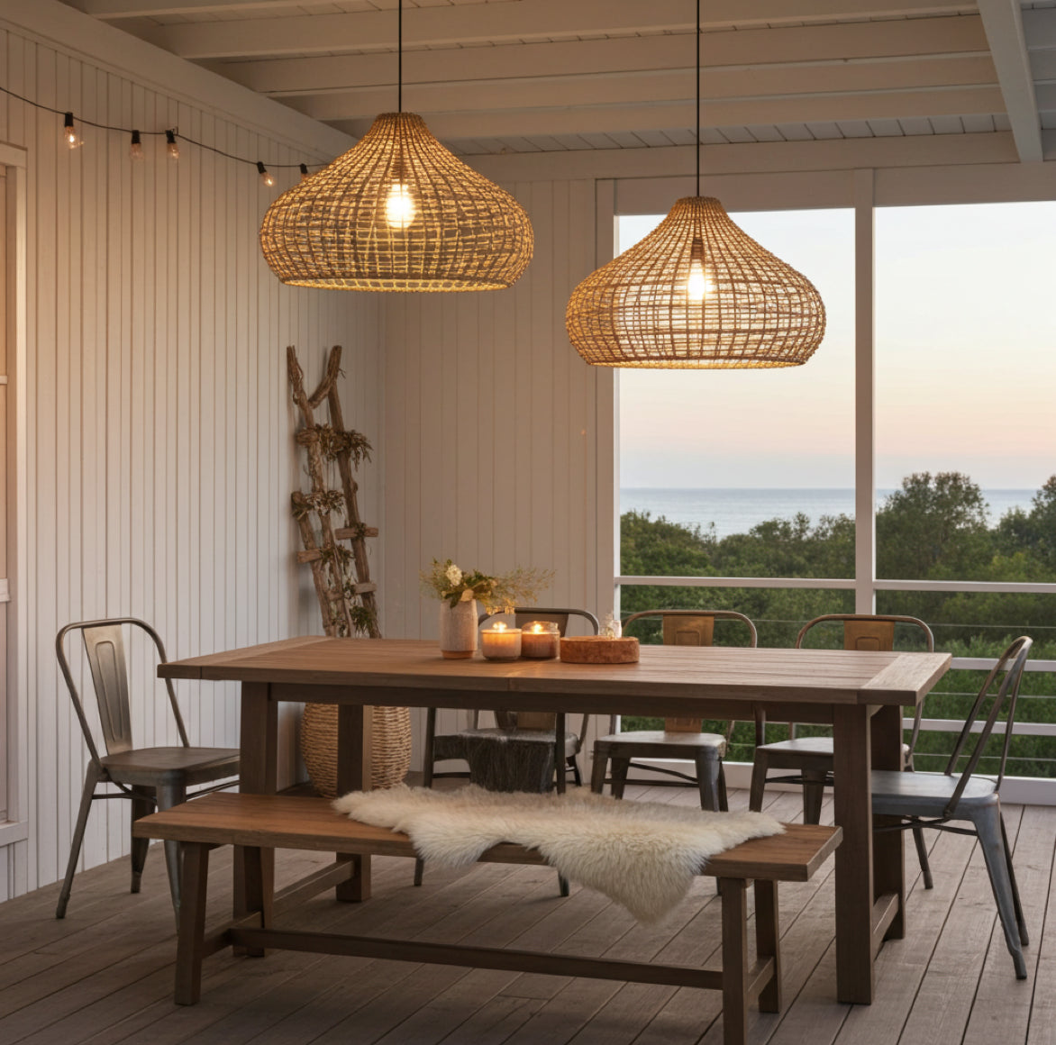 Beleuchtete Outdoor-Lampe Mira erzeugt stimmungsvolle Licht- und Schattenmuster an einer Hauswand im Boho-Stil.