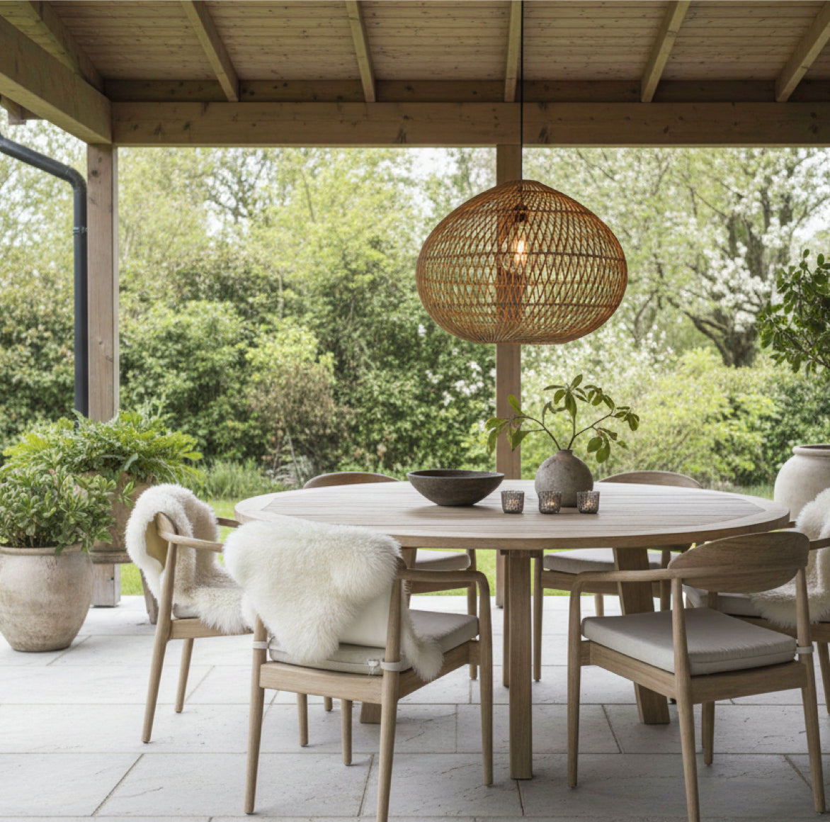 Große Outdoor Hängelampe aus Rattan als Esstischlampe im Patio auf der Terrasse, Lampe Karen 70 cm von Prhome bei Soulbirdee