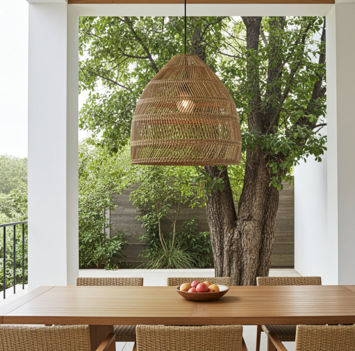 Ästhetische Outdoor Hängelampe MAJA aus braunem Natur-Rattan für Terrasse und Balkon.