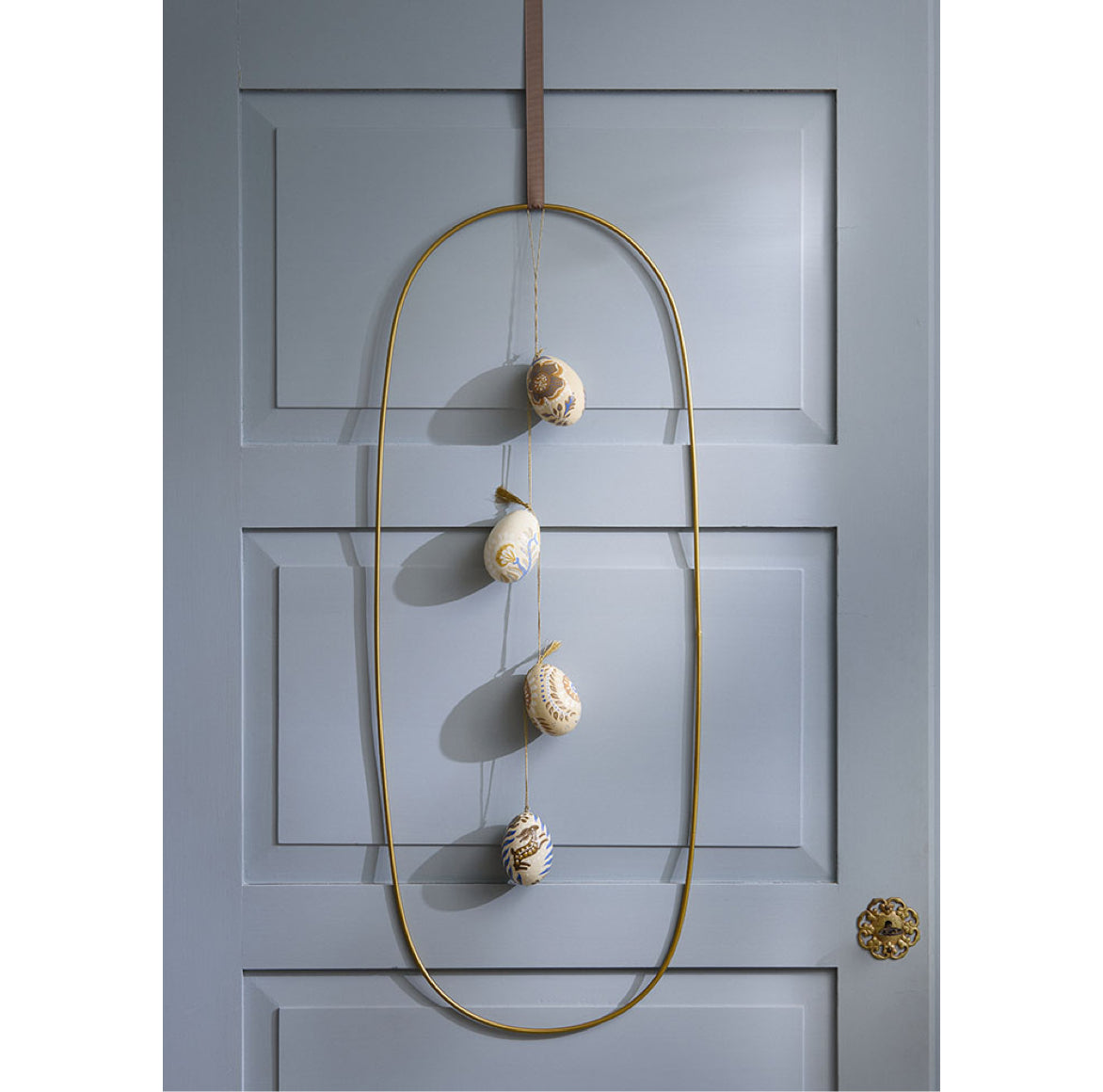 Ovaler Ring an der Türe als Deko