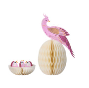 Zweiteiliges Set Paradiesvogel-Figuren von Bungalow DK Skandinavische Osterdeko aus pinkem und rosa Wabenpapier auf beigem Ei und Nest.