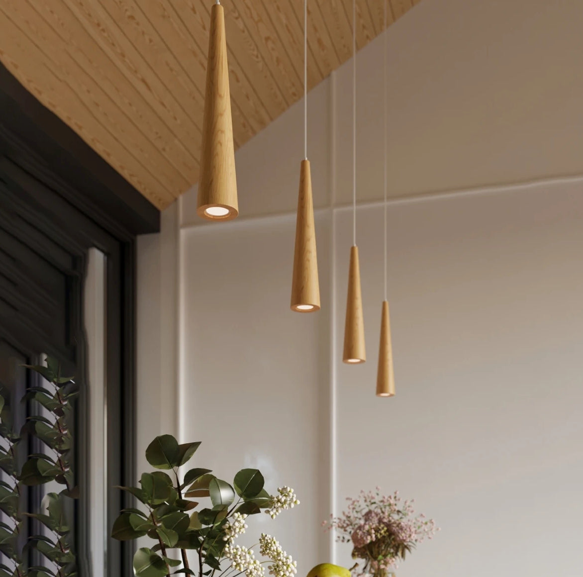 Mehrere Schmale konische Hängeleuchte aus Holz im Wohnzimmer