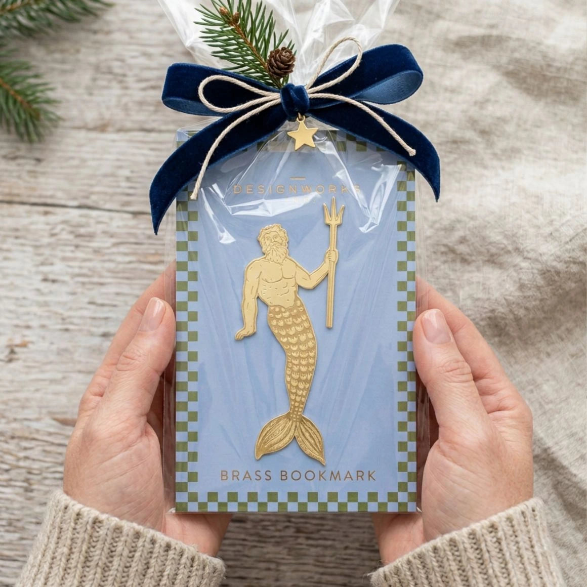 Lesezeichen Poseidon Ornament aus goldfarbigem Metall als Bookmark und Geschenk verpackt zu Weihnachten