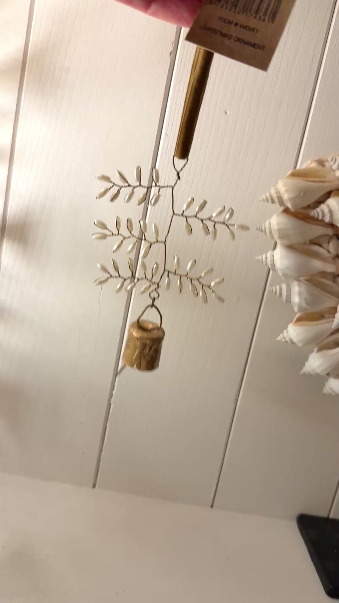 Video laden: Christbaumschmuck Glocke mit Perlen &amp; Samtband