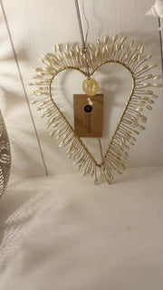 Boho Deko mit goldenem Herz aus Metall mit weißen Perlen von weldaad