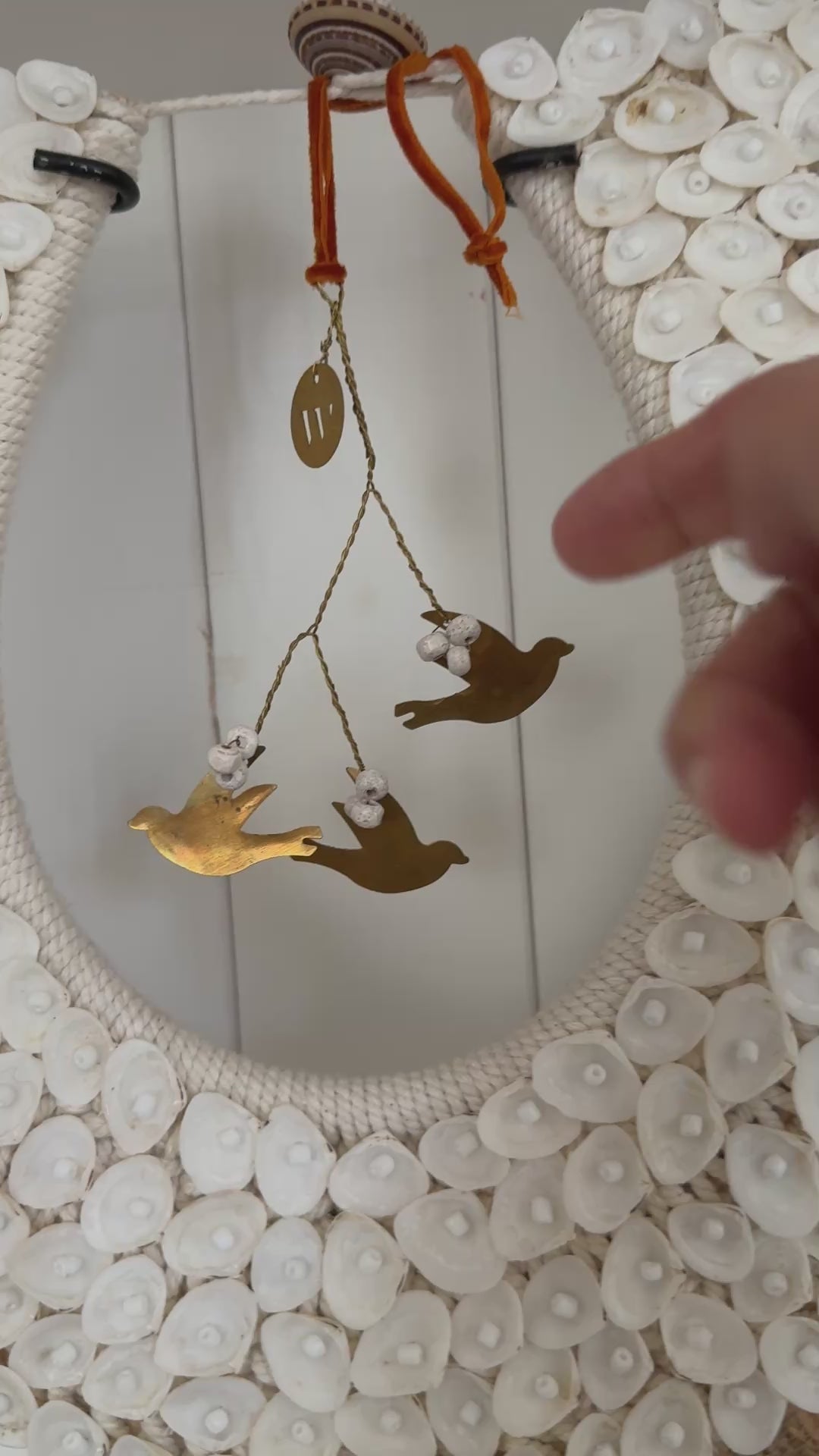 Video laden: Tauben Dekoanhänger Gold mit Perlen &amp; Samtband – Boho Style