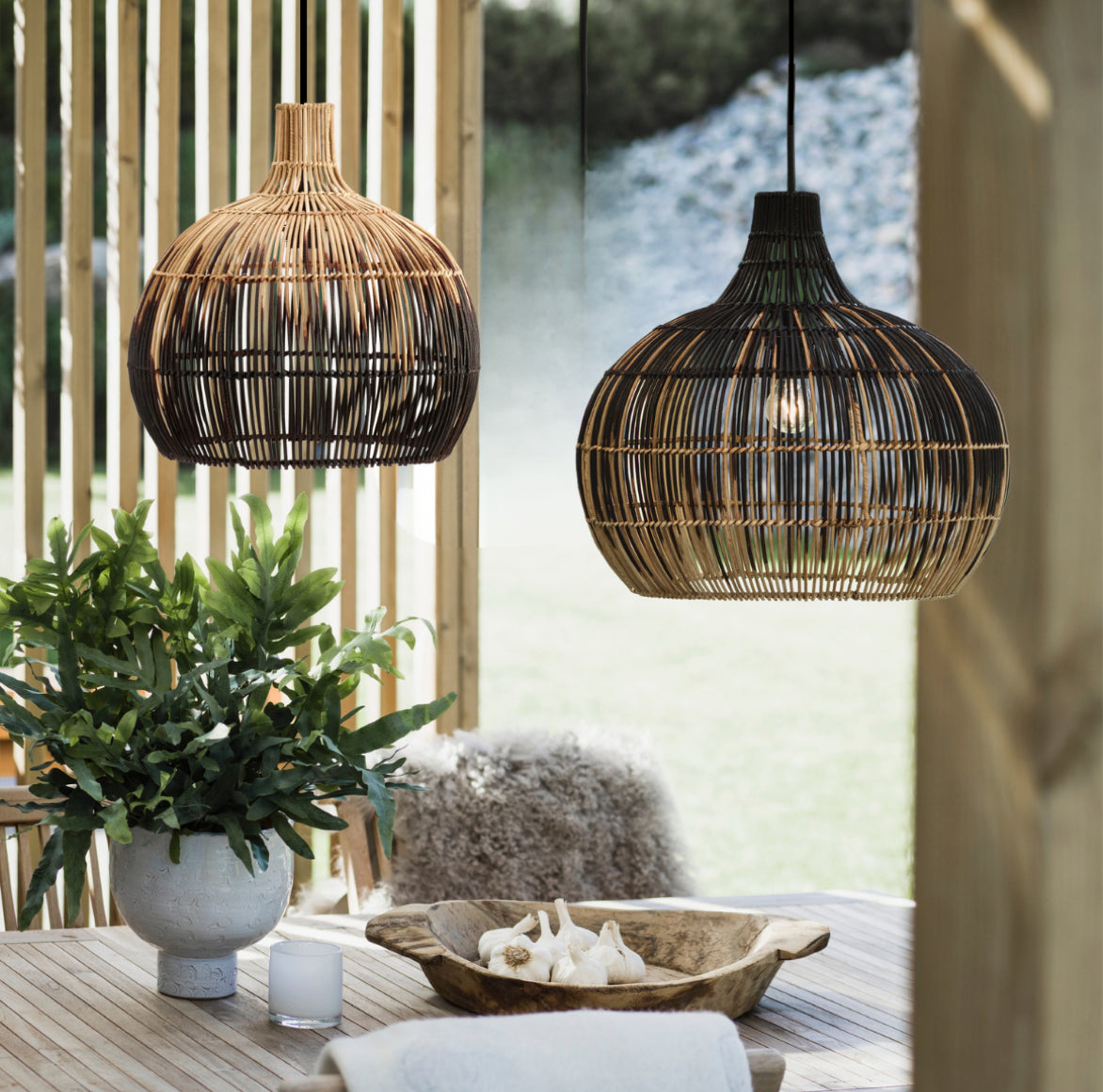 Rattan Hängelampen Kollektion mit 2 Größen und umgekehrte Farbverlauf zwischen Natur Beige Braun und Schwarz als Esstischlampe im Esszimmer
