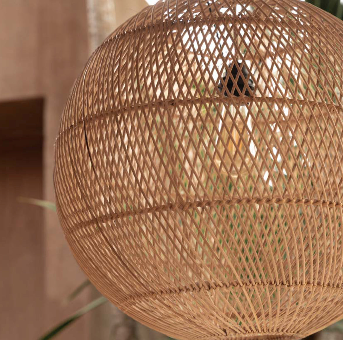 handgemachtes geflecht im detail der runden rattan hängelampe bubble aus bali von bazar bizar