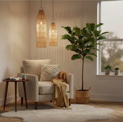 Rattan Hängelampe in 2 Größen nebeneinander im gemütlichen Wohnzimmer in der Leseecke