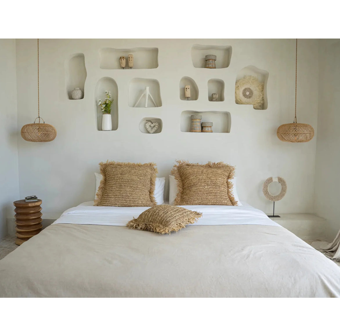 2 Rattan lampenschirme im boho schlafzimmer neben dem bett jeweils über dem nachttisch hängend