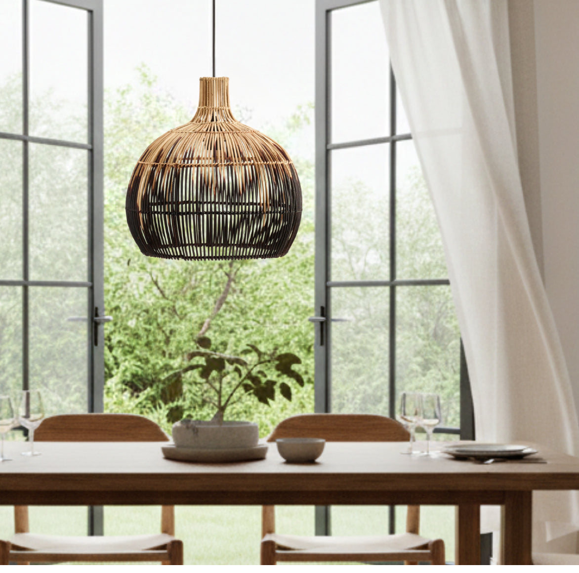 Esstischlampe aus Rattan als Hängelampe im Esszimmer im skandi Boho stil aus naturfarbenem Rattan mit einem Farbverlauf zu Schwarz