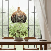 Esstischlampe aus Rattan als Hängelampe im Esszimmer im skandi Boho stil aus naturfarbenem Rattan mit einem Farbverlauf zu Schwarz