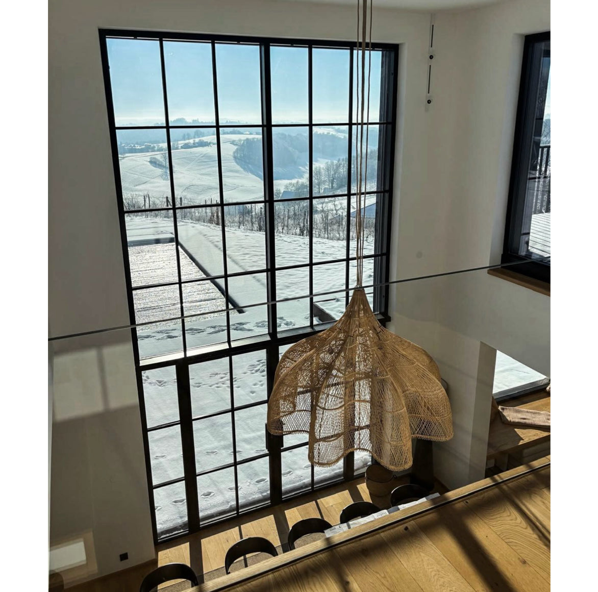 Boho Rattan Lampe als Hängelampe bei großer Raumhöhe in Hotel Restaurant