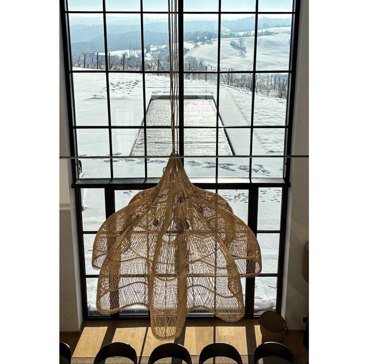 Rattanlampe BOHO groß XL 150 cm besonders im Hotel hängend als Pendelleuchte über dem Esstisch in hohem Raum
