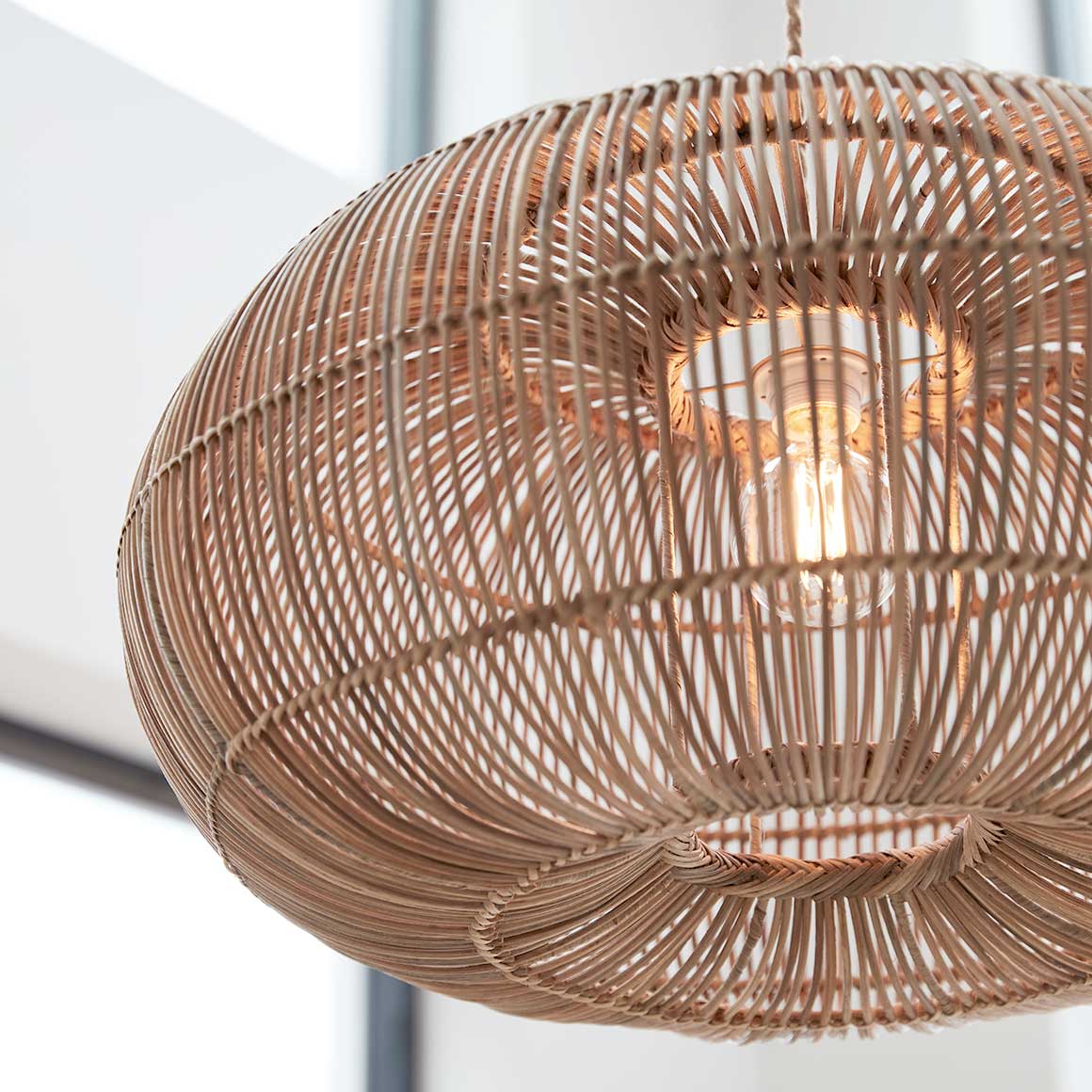 Großer Lampenschirm Rattan Outdoor Terrassenlampe aus Rattan von der Marke PRHome ♥ Borneo Zuri Auch als Hängelampe für den Esstisch | im skandinavischen Wohnstil ♥ Soulbirdee Lampenshop Outdoor Terrassenlampe aus Rattan, runde Hängelampe von der Marke PR Home. Outdoor-Esstischlampe im skandinavischen Wohnstil. Soulbirdee Onlineshop für Outdoor