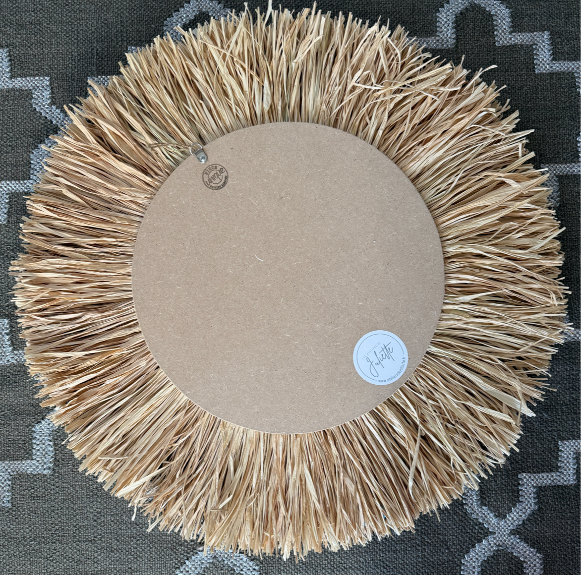 Rückseite mit Aufhängung des Raffia Wandspiegels