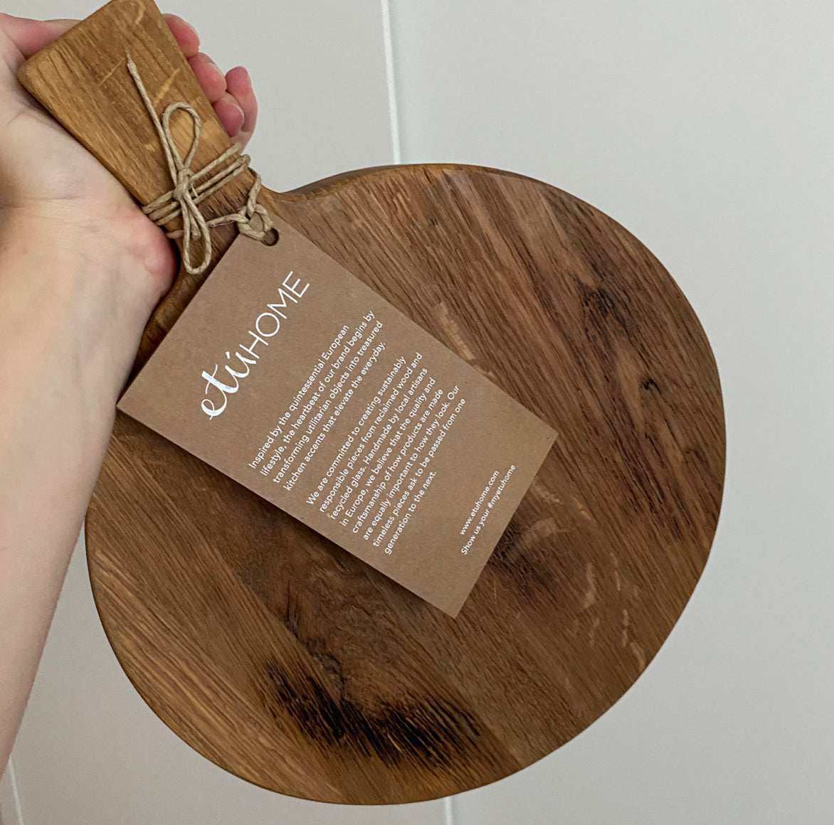 massives Eichenbrett als rundes Küchenbrett oder Schneidebrett und auch zu stilvollen Servieren mit Holzmaserung von etuHome bei Soulbirdee