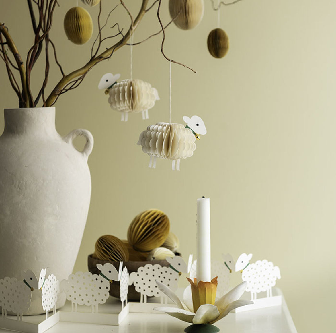 Skandinavische Osterdeko Schaf Set aus Papier gefaltet als hängende Deko für Frühling und Ostern im Landhaus Stil von Bungalow DK