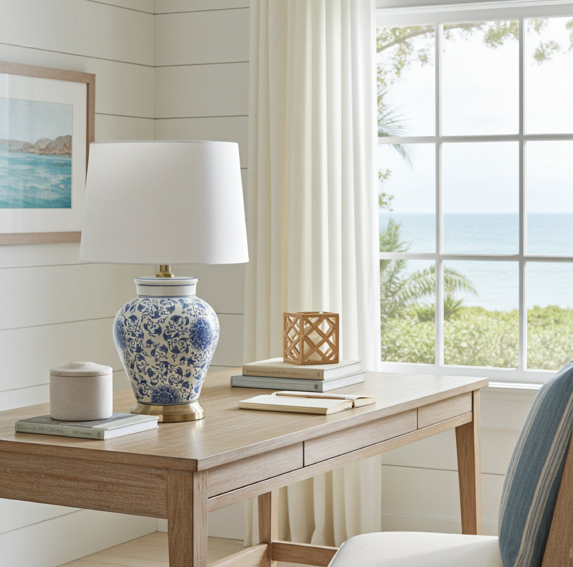 Moderne Design im Home Office im Hamptons Stil fördert eine fokussierte und stilvolle Atmosphäre.