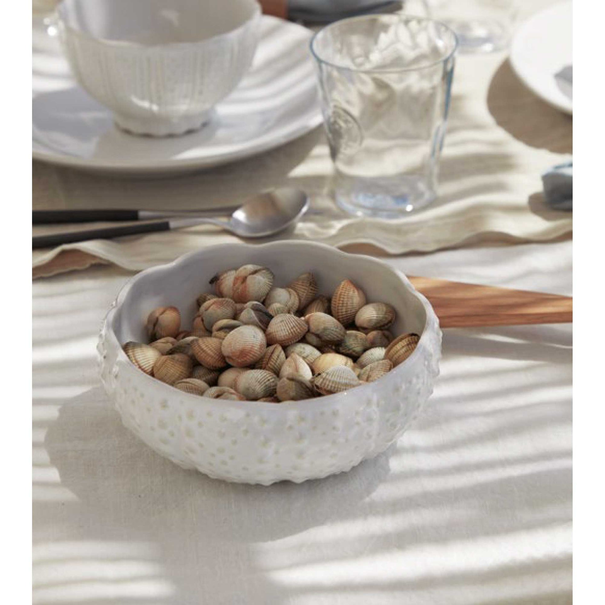 Weiß Seeigel servierschale weisses geschirr Tischdeko mediterran maritim Schale Aperitiv Snackschale Schüssel Geschirr Porzellan MRS181 Beachhouse Geschirr bei Soulbirdee