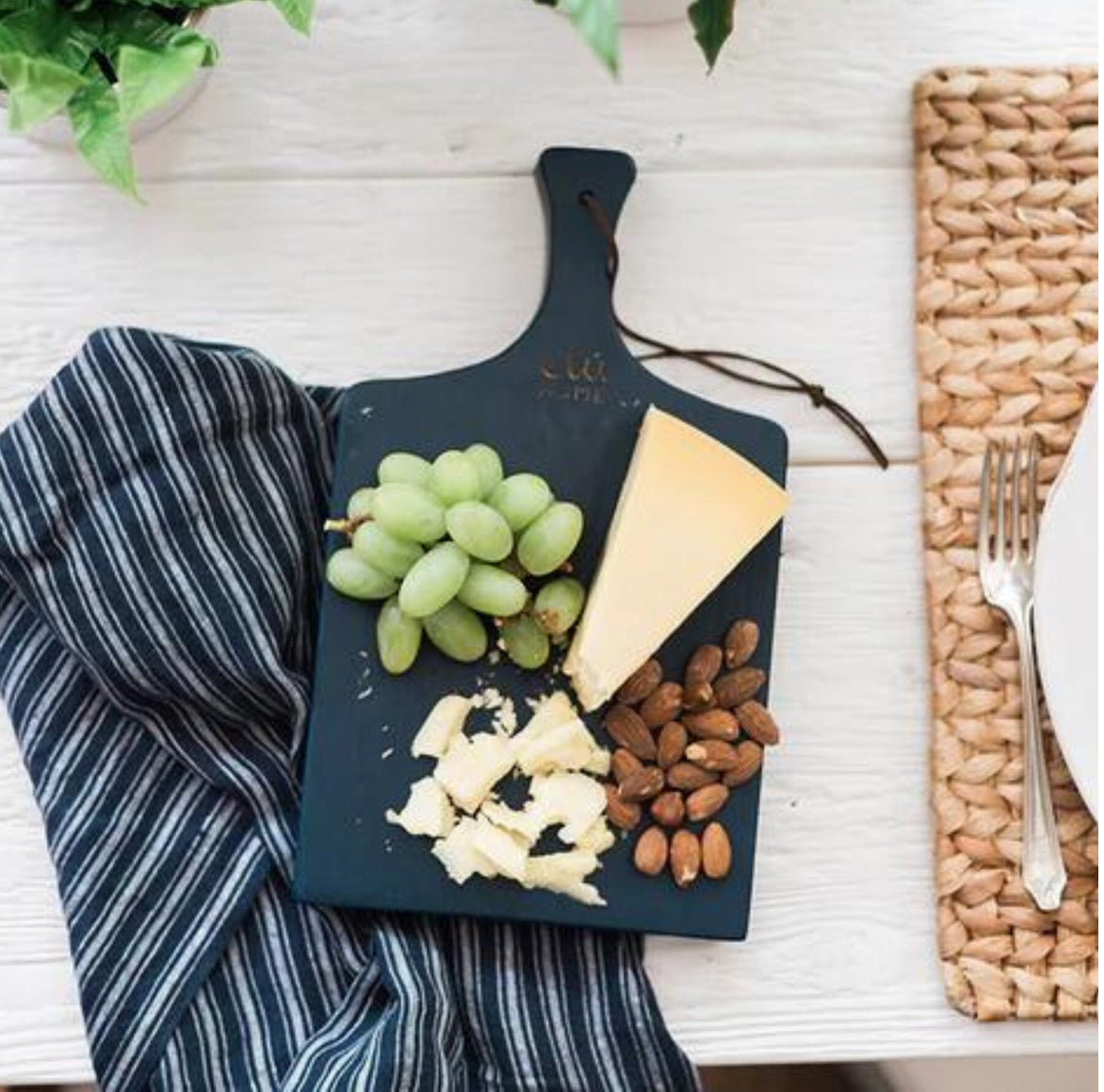 Kleines blaues Servierbrett für trockene Snacks und Interior-Deko von etu Home bei Soulbirdee als Küchen-Deko im Hampton Stil und als Tischdeko
