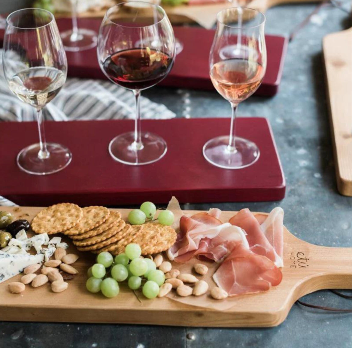 Naturholz Servierbrett von etúHOME aus recyceltem Akazienholz für Schinken und Brotzeit