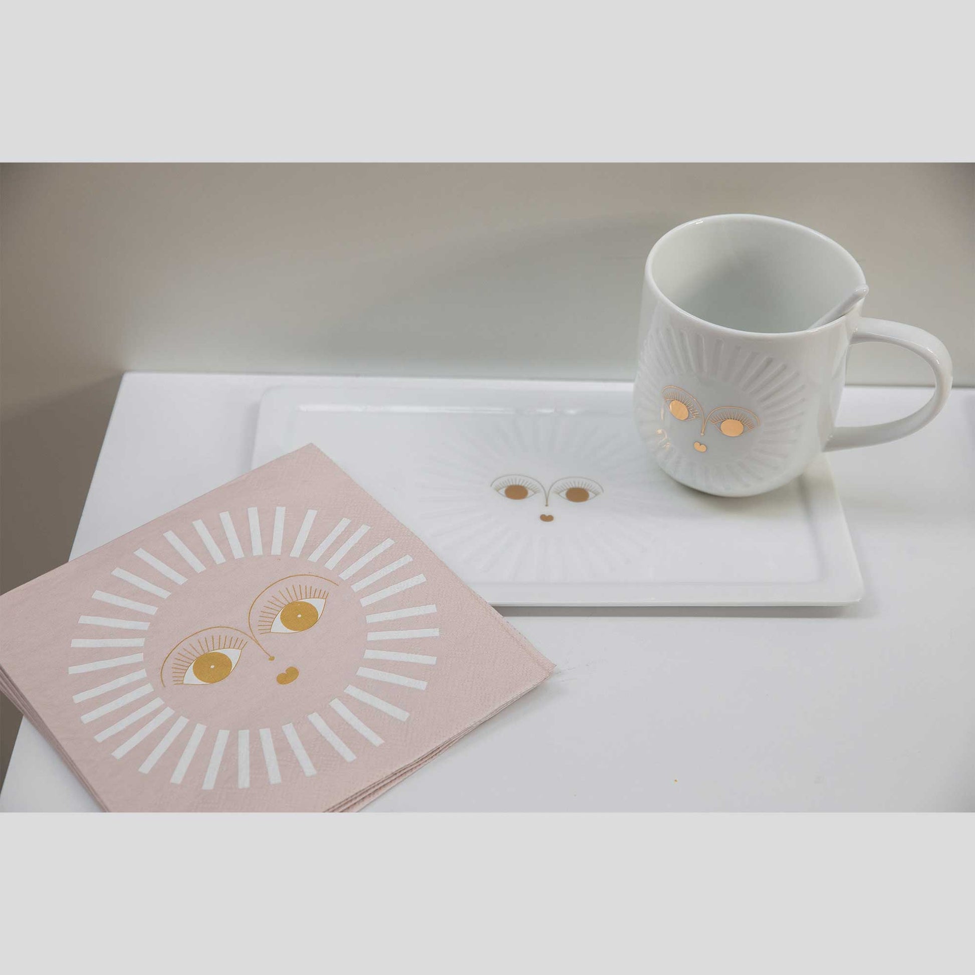 Teller und Tasse aus Porzellan im modernen Stil