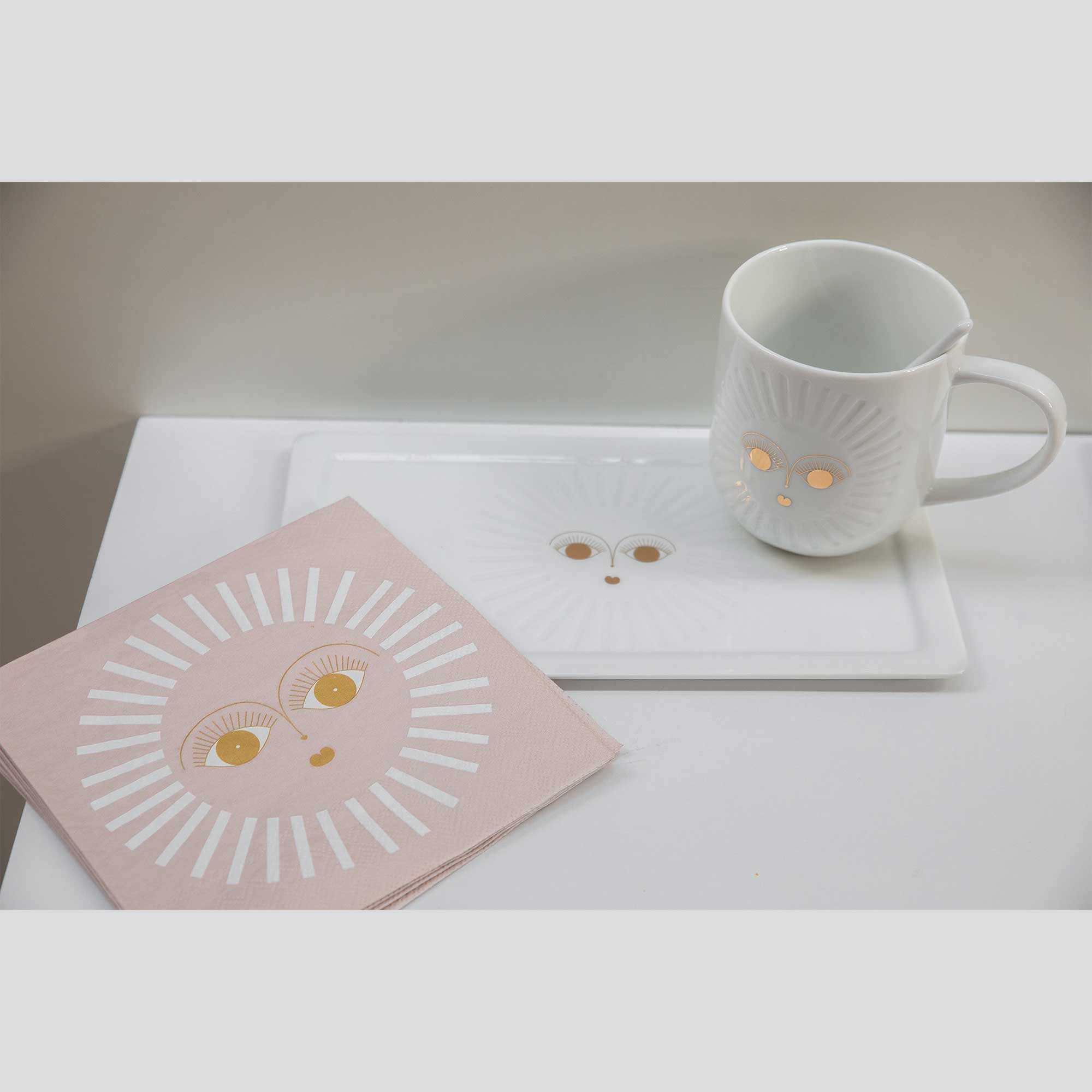 Teller und Tasse aus Porzellan im modernen Stil