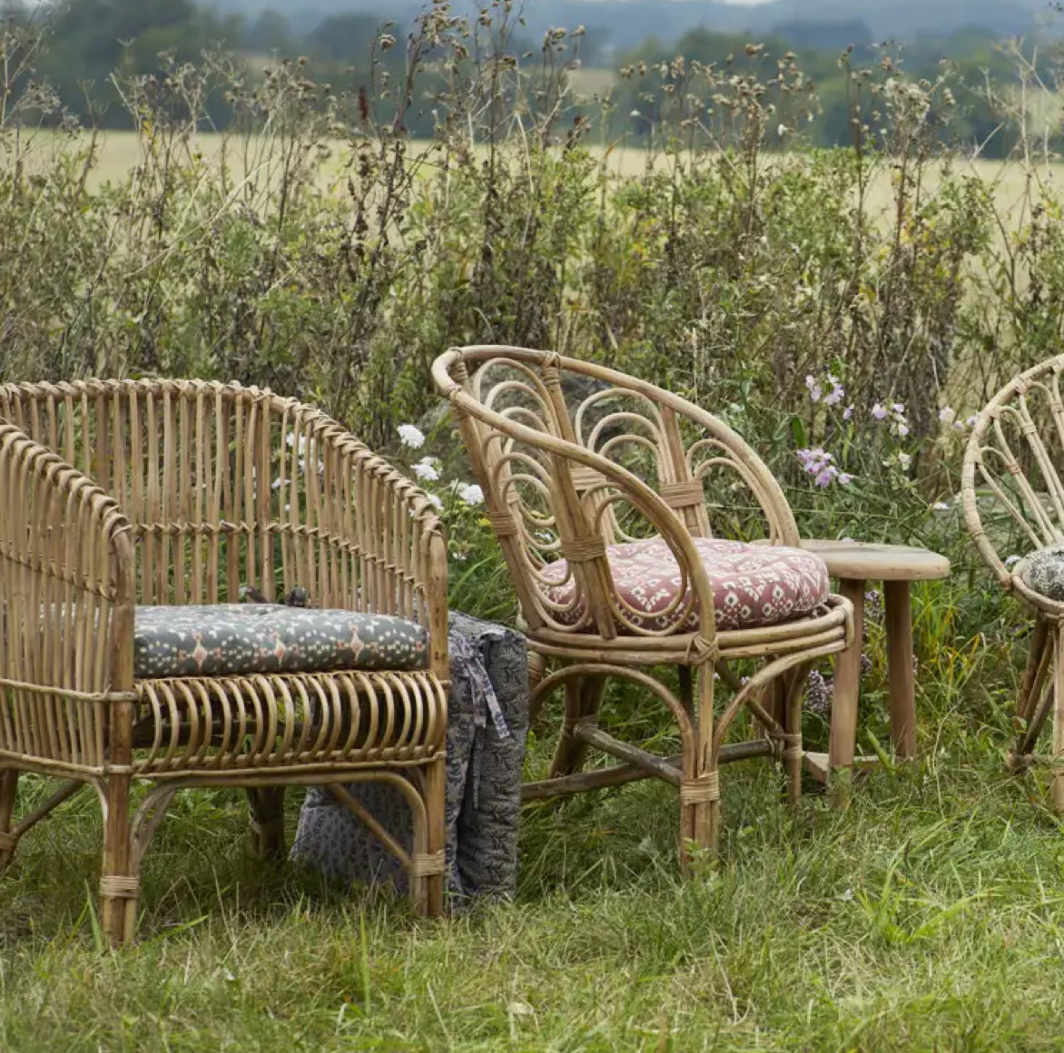 Im Garten mit dem Bambus-Sessel MONSIEUR und einem weichen Sitzkissen in Grün-Grau.