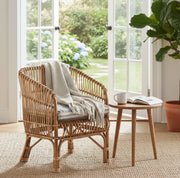 Moderner Boho-Wohnraum mit dem Bambus-Sessel MONSIEUR und einem weichen Sitzkissen in Grün-Grau.