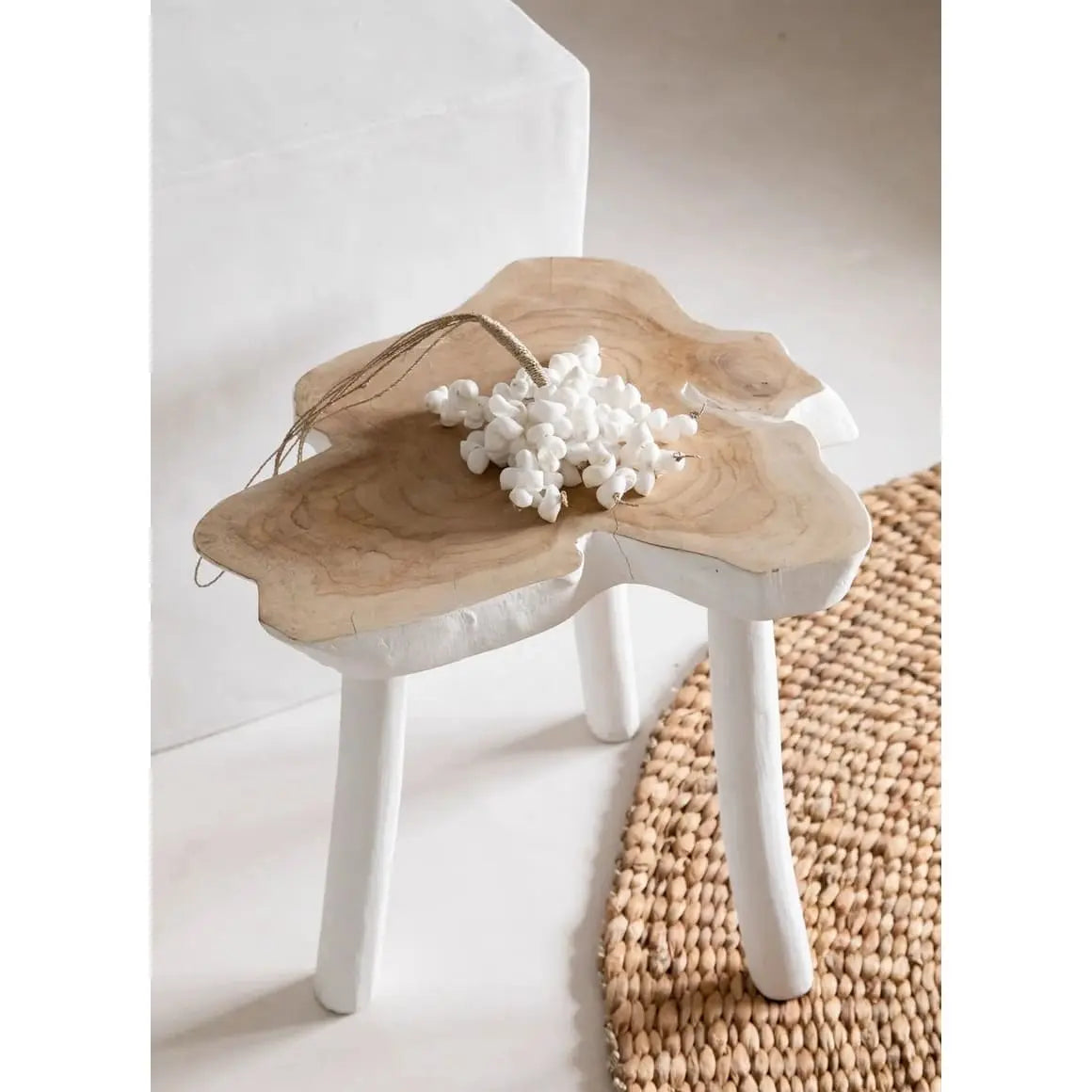 Sidetable ORGANIC aus Teakholz mit organischer Tischplatte und weißer Kante