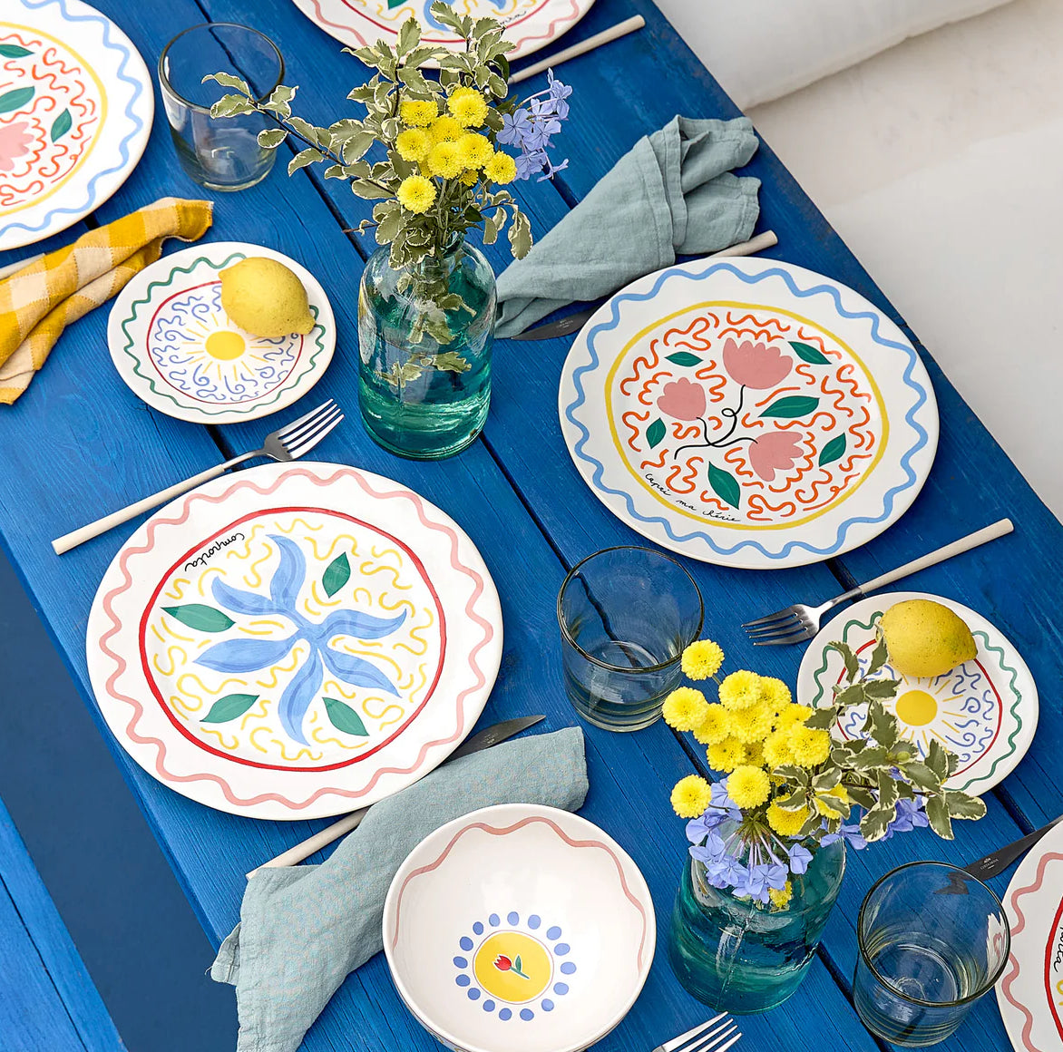 Handgemalter Speiseteller mit phantasievollem Blumen Motiv Comporta aus der portugiesischen Geschirr Kollektion von Costa nova summer bliss