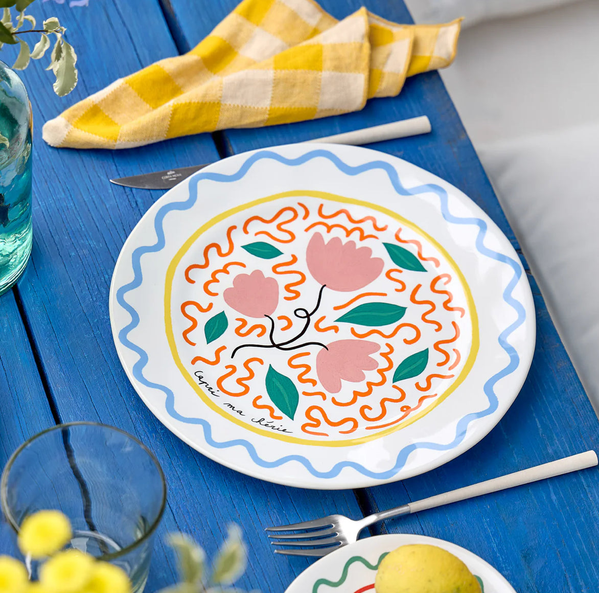 Robuster Speiseteller mit kunstvoll handgemaltem Blumen Motiv im Stil der Impressionisten