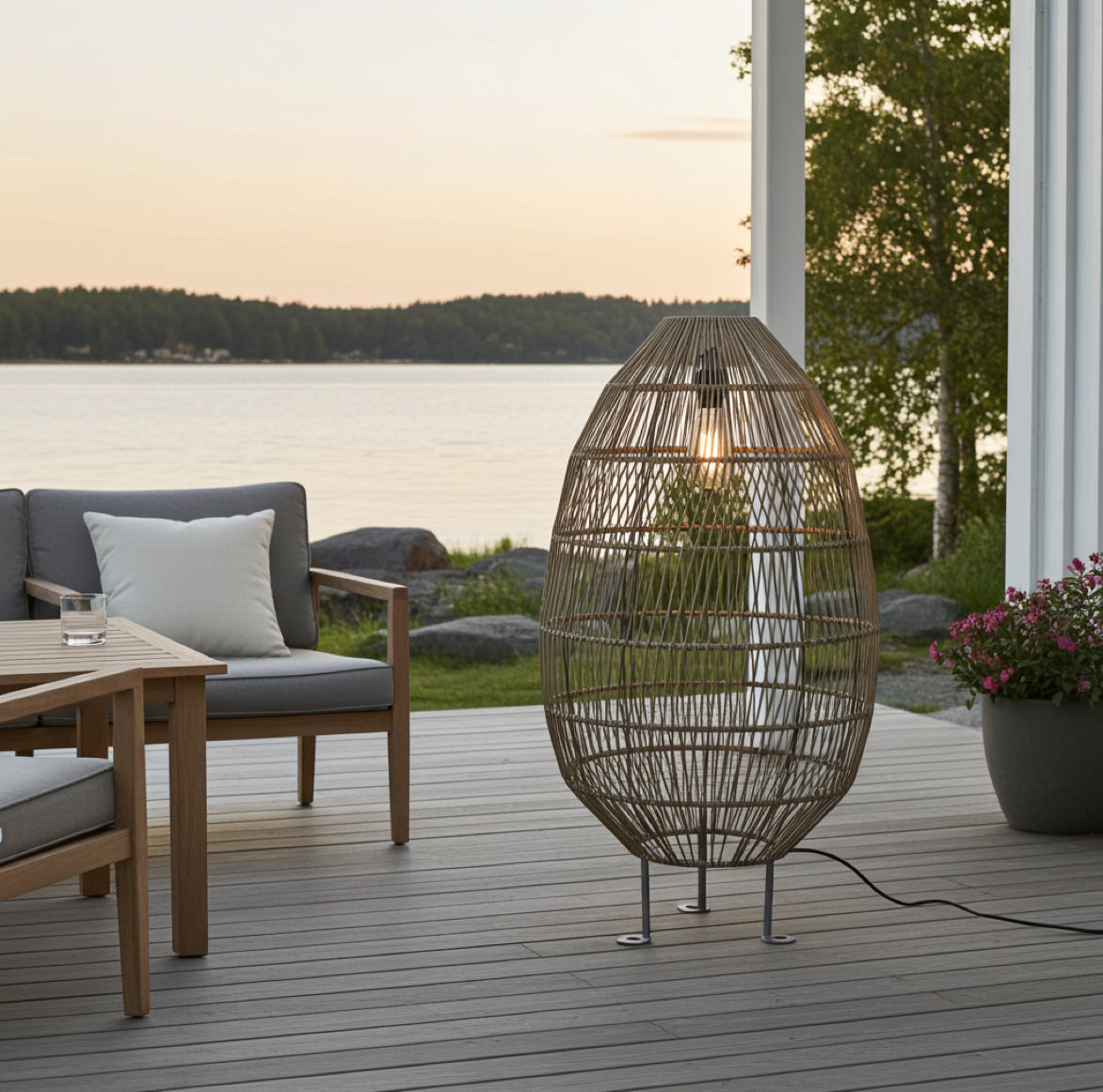 Wetterfeste Bodenlampe für Terrasse und Garten im nordischen Design.