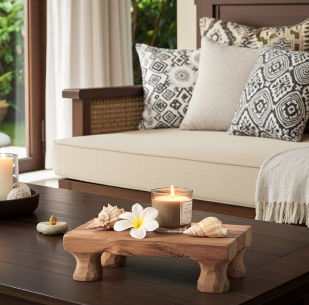 Tablett zu, dekorieren im Wohnzimmer, Dekotablett aus Holz auf Füssen mit Vintage Spuren im Bali oder Ibiza Stil aus recykeltem TeakHolz von Bazar Bizar bei Soulbirdee