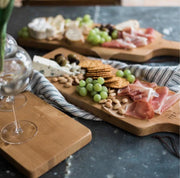 Langes Servierbrett von etúHOME aus recyceltem Akazienholz für Tapas.