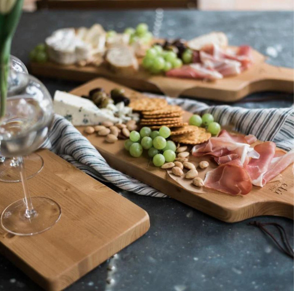 Langes Servierbrett von etúHOME aus recyceltem Akazienholz für Tapas.