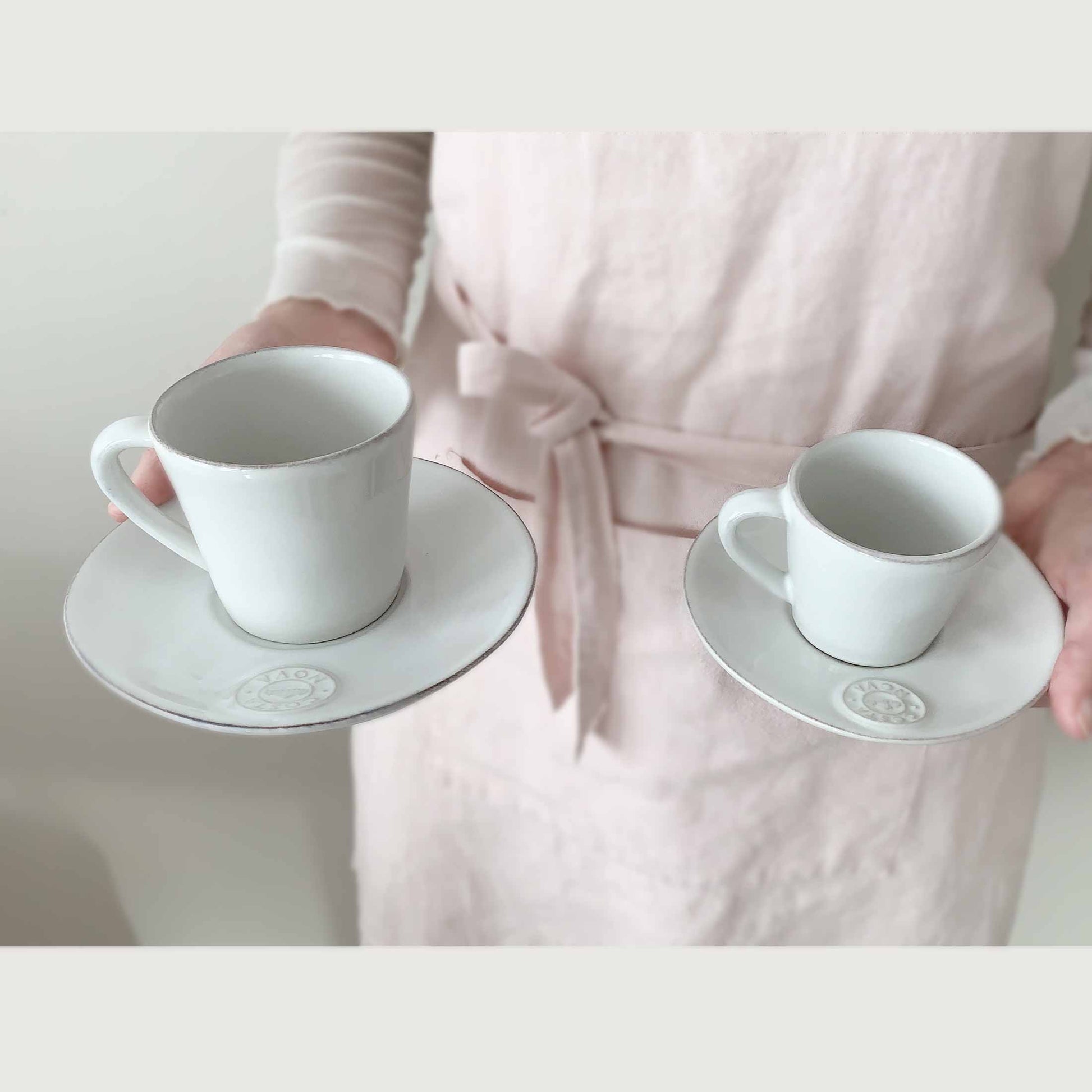 Espressotasse mit Henkel und Untersetzer aus Steingut von der Marke Costa Nova. Spülmaschinenfestes und mirkowellen-festes Geschirr bei Soulbirdee kaufen