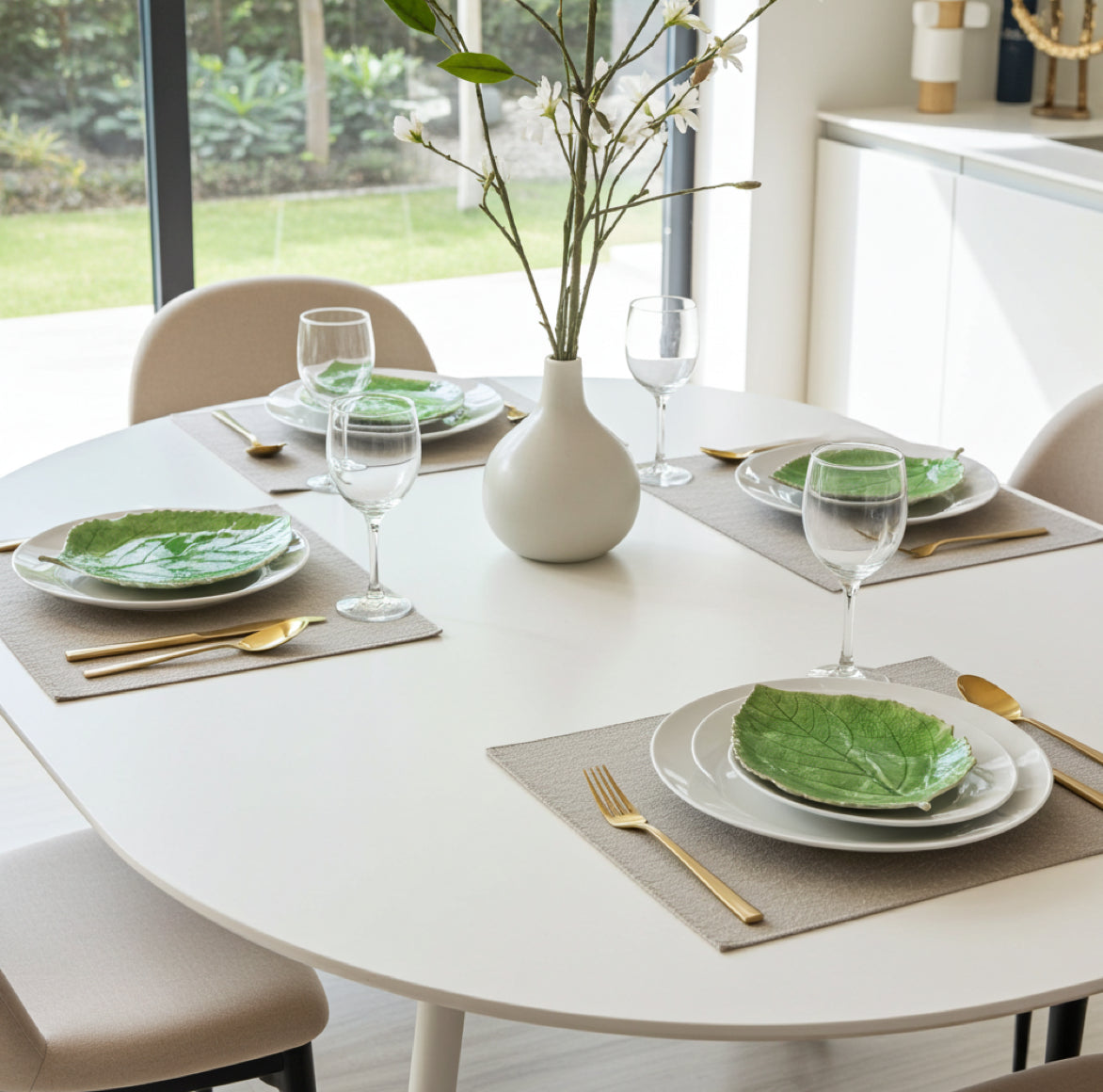 Festlich gedeckter Tisch mit den grünen Hydrangea Leaf Schalen.