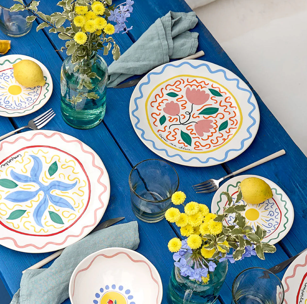 Ess-Service mit Speiseteller der mit Blumen Motiv bemalt ist und in Portugal hergestellt wird im Soulbirdee Shop