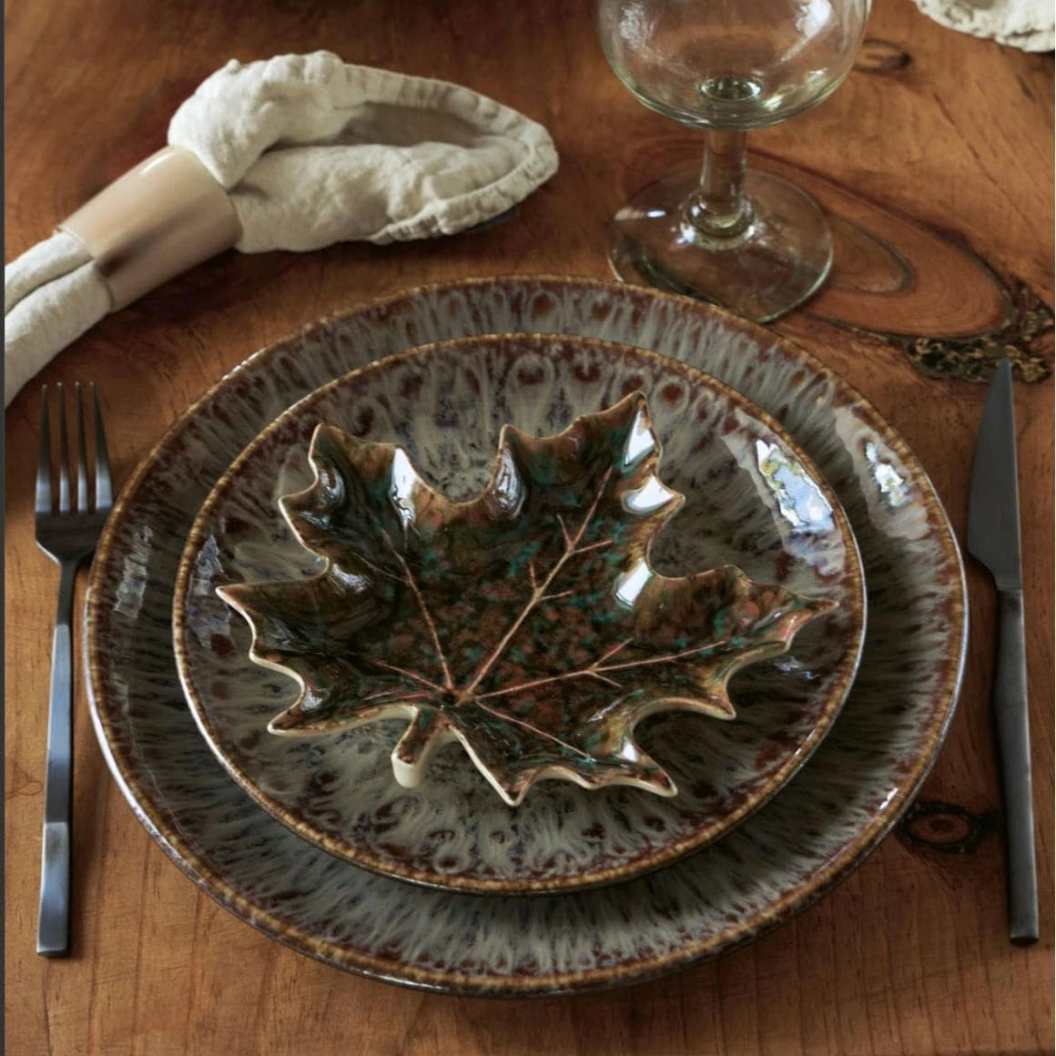 Herbstgeschirr RODA Cocoa Brown mit Ahorn Blattteller und Kürbis Terrine